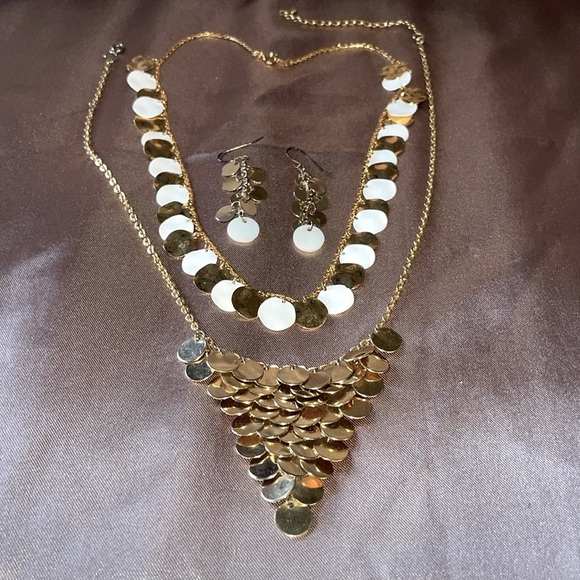 White and Gold Discs & Gold Waterfall Necklace with Dangle White & Gold Earrings - Picture 9 of 9